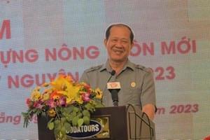 Senior Lieutenant General Be Xuan Truong is delivering his speech in the meeting (Photo: SGGP)