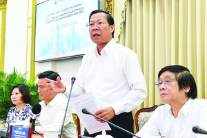Chairman Phan Van Mai of the HCMC People’s Committee is delivering his speech in the meeting (Photo: SGGP)