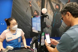 Paying via a QR code in Aeon Mall in Tan Phu District of HCMC (Photo: SGGP)