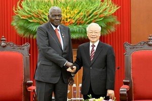Party General Secretary Nguyen Phu Trong is welcoming President of the National Assembly of People's Power of Cuba Esteban Lazo Hernandez (Photo: SGGP)