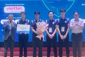 VNISA’s President Nguyen Thanh Hung is delivering the first prize to the team from the Academy of Cryptography Techniques (Photo: CAND)