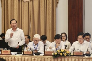 Chairman Phan Van Mai of the HCMC People’s Committee is presenting his speech in the meeting (Photo: SGGP)