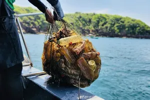 Residents in Phu Quoc Island are voluntarily picking up plastic waste at sea while fishing (Photo: SGGP)
