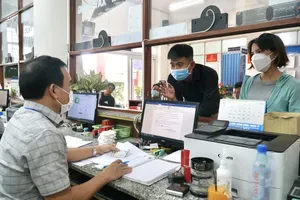 Civil services in Binh Hung Hoa A Ward (Binh Tan District) are helping local residents to carry out administrative procedures