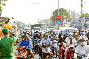The section of National Highway No.1 from Binh Dien Bridge to Nguyen Van Linh Roundabout usually sees congestion (Photo: SGGP)
