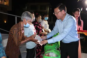Secretary of the Party Committee of Binh Thanh District is delivering gifts to poor families in the district
