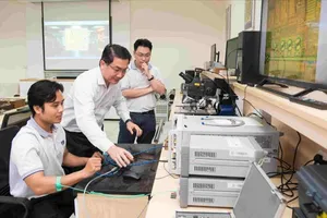 Students in Ho Chi Minh City University of Technology (Vietnam National University-HCM) are in a lab of IC technology (Photo: SGGP)