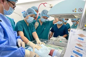 Doctor Nguyen Thi Thanh Huong, Deputy Director of Children’s Hospital No.1, is checking the heartbeat of the baby (Photo: SGGP)