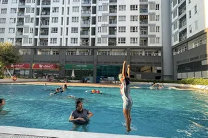 Due to tax debt of Hung Thinh Land Co., residents in Floria apartment building in District 7 still cannot obtain their house use right after 6 years receiving their apartments (Photo: SGGP)