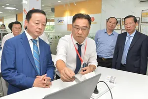 Deputy Prime Minister Tran Hong Ha and Chairman of the HCMC People’s Committee Phan Van Mai is paying a visit to ESC (Photo: SGGP)