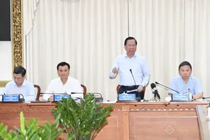 Chairman Phan Van Mai of the HCMC People’s Committee is delivering his speech in the meeting (Photo: SGGP)