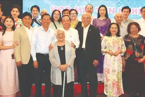 Secretary of the HCMC Party Committee Nguyen Van Nen and other municipal leaders and the invited writers, artists in the meeting (Photo: SGGP)