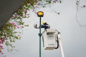 Installing an energy-effective street light system on Pham Van Dong Street (Thu Duc City) (Photo: SGGP)