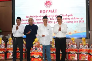 Head of the Mass Mobilization Commission of the HCMC Party Committee Nguyen Manh Cuong is delivering gifts to the Representative Board of the Muslim community in HCMC 