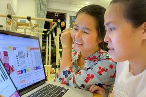 Selecting goods on an e-commerce trading floor (Photo: SGGP)