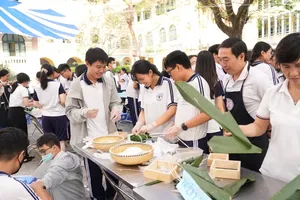 Students of Tran Dai Nghia High School for the Gifted (District 1 of HCMC) are taking part in practice lessons (Photo: SGGP)
