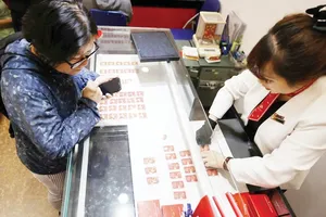 People are buying gold in a shop in Hanoi (Photo: SGGP)