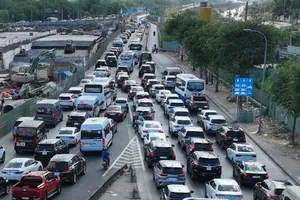 Cars after cars are moving slowing towards the expressway (Photo: VNN)
