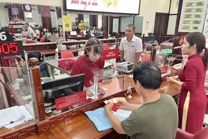 Customers coming to buy gold taels in Agribank – Saigon Branch yesterday (Photo: SGGP)