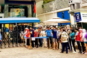 People are waiting to buy gold in front of SJC Co. in HCMC on June 10 (Photo: SGGP)