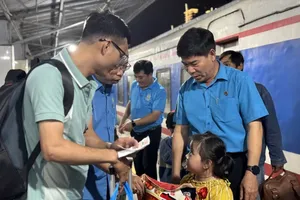 Vice Chairman Pham Chi Tam of the HCMC Labor Confederation is saying goodbye to workers' families returning to their hometowns by spring trains (Photo: SGGP)