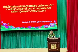 A leader of the Drug Crime Investigation Police Department (PC04), Ho Chi Minh City Police is presenting his speech at the conference 