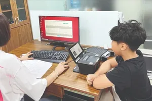 Trial operation of the biometric fingerprint recognition system for citizens from 6 to under 14 years old (Photo: SGGP)