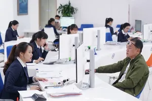 Sacombank officers in District 3 of HCMC are helping customers to complete the procedure (Photo: SGGP)