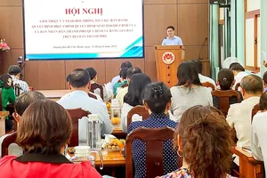 Head of the HCMC Party Committee's Mass Mobilization Committee Nguyen Manh Cuong is giving his opening presentation in the meeting