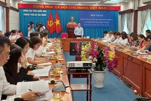 Deputy Head of the HCMC delegation of the National Assembly Ha Phuoc Thang is chairing the meeting (Photo: SGGP)