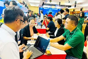 Import partners who are FDI enterprises are discussing business with Vietnamese companies to find suitable product supply