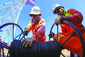 Construction work on the 500kV power line – third circuit at Quang Trach – Pho Noi (Photo: SGGP)