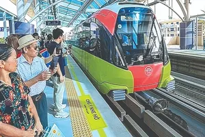 Cat Linh - Ha Dong Railway, Hanoi City are full of passengers