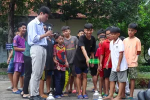 Children in Thu Duc Youth Village are joining in games in the Mid-Autumn Festival program (Photo: SGGP)