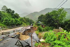 The segment of National Highway No.15C passing Pu Nhi Commune of Muong Lat District is experiencing a landslide 