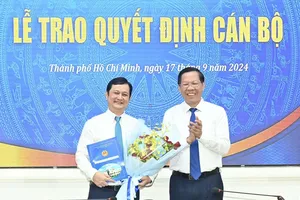 Chairman Phan Van Mai is delivering the appointment decision to General Director Kieu Nam Thanh (Photo: SGGP)