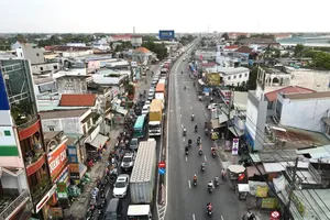 Vehicles are travelling slowly on National Highway No.1A from Binh Dien Bridge to Nguyen Van Linh Roundabout in Binh Chanh District of HCMC