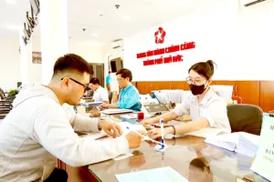 Citizens are coming for administrative procedures in the Administrative Service Center of Thu Duc City (Photo: SGGP)