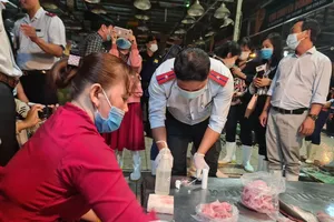 The functional agencies are collecting food samples in Hoc Mon Wholesale Market to test their safety 