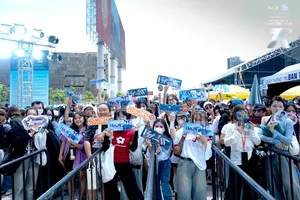 Fans of singer Isaac at the program “Anh trai say hi” (Say Hi!) (Photo: VieChannel)