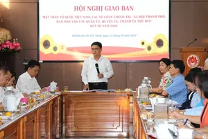 Head Nguyen Manh Cuong of the HCMC Mass Mobilization Committee is delivering his speech in the meeting