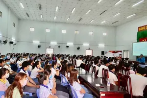 Laborers are joining a law training session held by a HCMC’s trade union (Photo: SGGP)