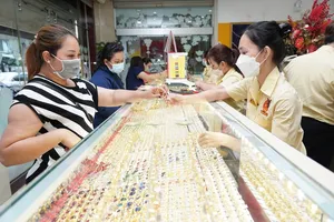 People are buying gold at Mi Hong Store in Binh Thanh District of HCMC (Photo: SGGP)