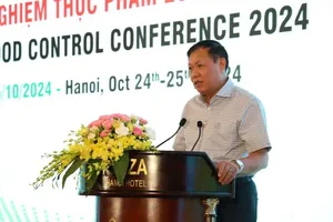 Deputy Minister of Health Do Xuan Tuyen is presenting his speech in the conference