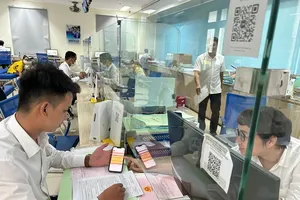 Citizens coming for administrative procedures at the Department of Natural Resources and Environment of Dong Nai Province (Photo: SGGP)