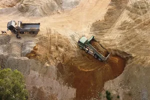 Having gouged deep into Chop Vang Mountain to extract clay, trucks hauled their bounty to brick kilns, where it was amassed into colossal heaps of the precious “gray gold” (Photo: SGGP)
