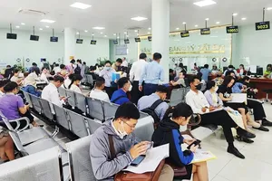 People coming for land-related procedures at the Land Registration Office of Thu Duc City on October 31 (Photo: SGGP)