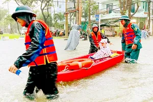 Torrential rain floods a section of Me Suot Road (Lien Chieu District, Da Nang City) (Photo: SGGP)
