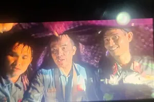 The search team is helping to transport Lieutenant Colonel Nguyen Hong Quan out of the forest