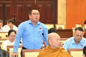 Delegate Pham Dang Khoa is raising the issue of cooperation between vocational training and enterprises (Photo: SGGP)